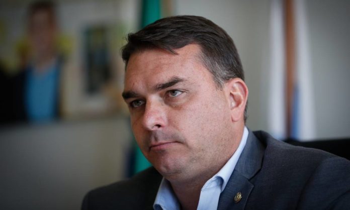 xFlavio-Bolsonaro.jpg.pagespeed.ic.toNSdy6eJU Flávio Bolsonaro confirma encontro com Vorcaro após banqueiro ter sido preso