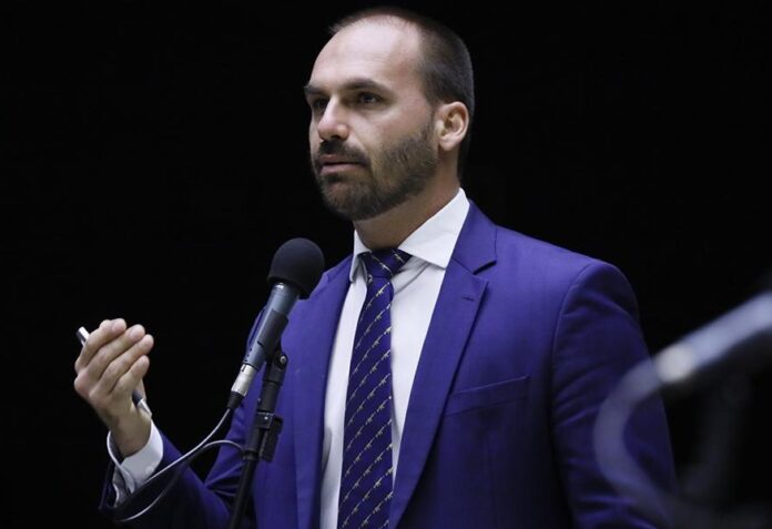 O subprocurador-geral da República Antônio Edilio Magalhães Teixeira defendeu nesta terça-feira (16) a condenação do ex-deputado federal Eduardo Bolsonaro pelo crime de coação no curso do processo.
