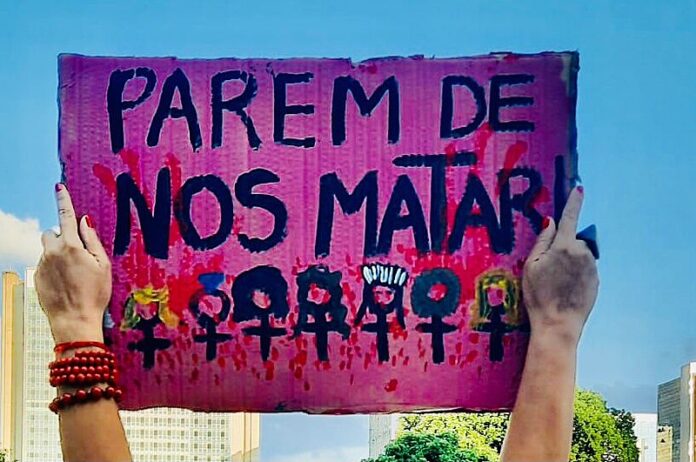 Feminicídio é o nome dado ao assassinato intencional de uma mulher por razões de gênero ou simplesmente por ser mulher Feminicídios triplicam no Brasil em cinco anos, aponta levantamento