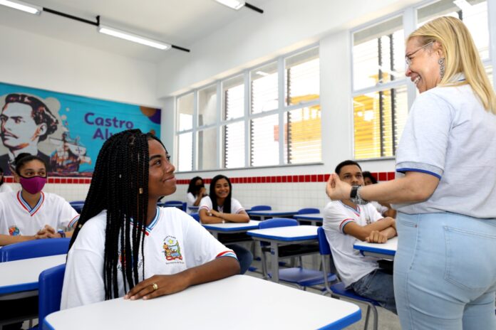 Bahia abre 46 mil vagas para estudantes no programa Mais Estudo