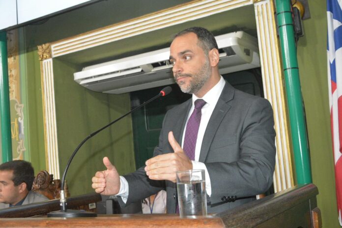 Augusto Vasconcelos Augusto Vasconcelos critica cancelamento de escola para crianças autistas em Salvador
