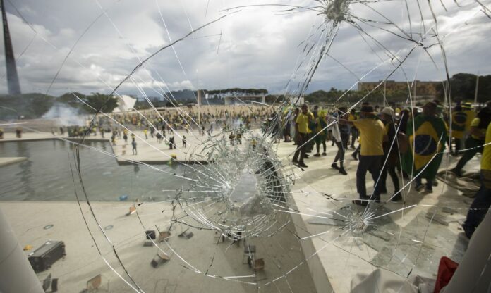 Manifestantes fazem ato contra governo no dia 8 de janeiro 2023