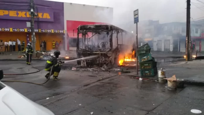 Video-onibus-e-incendiado-por-criminosos-na-Sussua0123682400202307280842-ScaleDownProportional