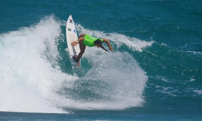taina_hinckel_surfe_carimba_vaga_paris_2024