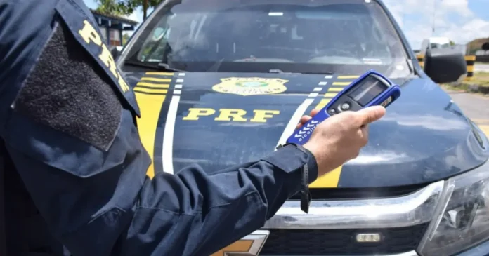 Colisão frontal entre van e Fiorino deixa dois mortos e quatro feridos na BR-116