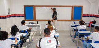 Os professores da rede privada da Bahia decidiram manter o estado de greve durante assembleia realizada nesta terça-feira (17)