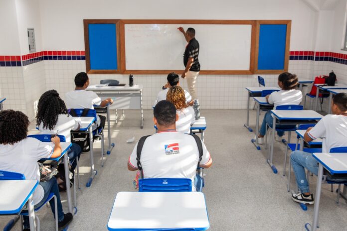 Os professores da rede privada da Bahia decidiram manter o estado de greve durante assembleia realizada nesta terça-feira (17)