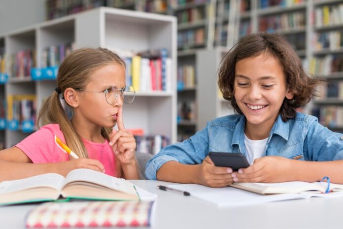 menina-menino-biblioteca