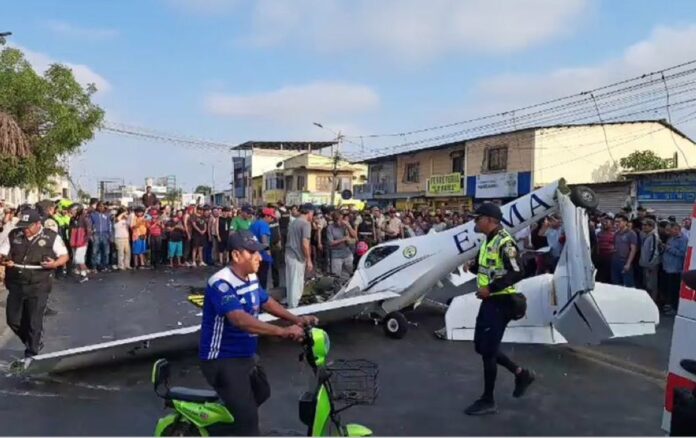 VÍDEO: Duas pessoas morrem após avião de pequeno porte cair em cima de carro