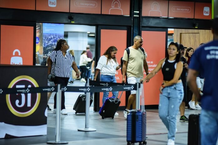 Turistas chegam em Salvador