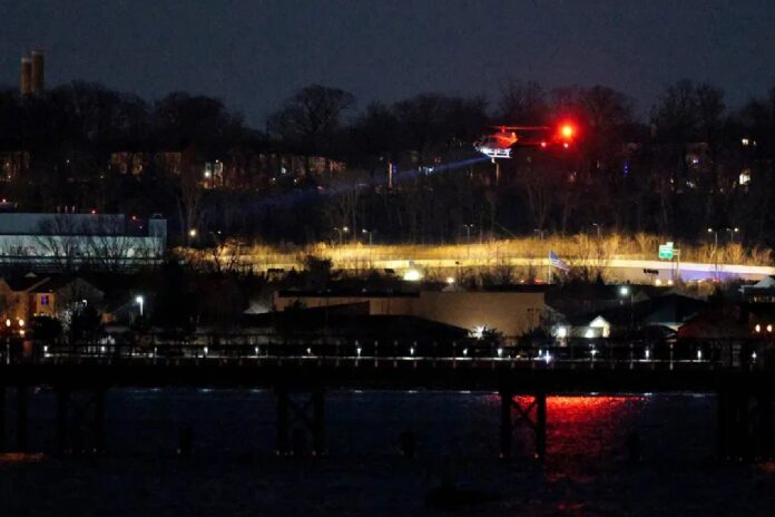 avião com 60 passageiros e quatro tripulantes caiu após bater em um helicóptero, perto do Aeroporto Nacional Reagan, em Washington D.C., Estados Unidos