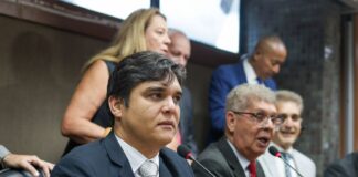 Vitor Bomfim assume bancada da federação na Alba