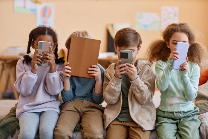 crianças usando celular União Europeia pode proibir redes sociais para menores de 13 anos