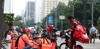 Entregadores de aplicativo fazem greve em SP