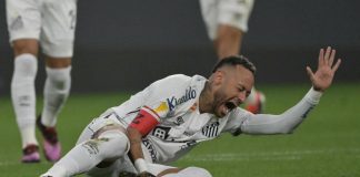 Neymar caído em campo após lesão pelo Santos