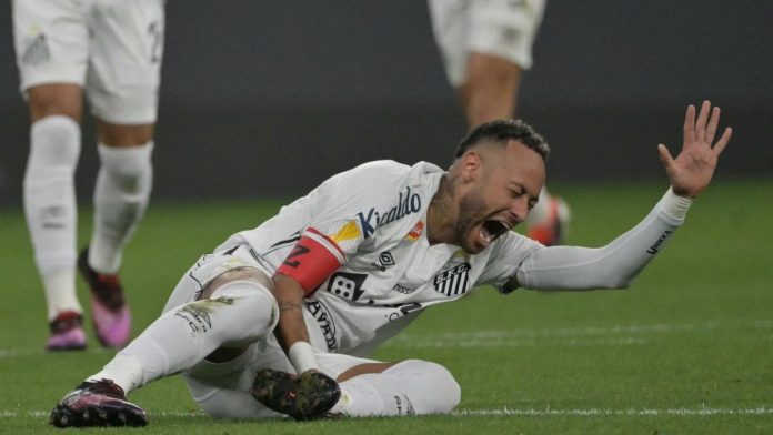 Neymar lesionado em campo Neymar caído em campo após lesão pelo Santos