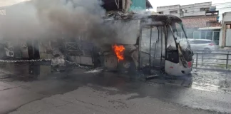 Ônibus do BRT pegando fogo em Feira de Santana