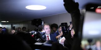 Glauber Braga encerra greve de fome após acordo com presidente da Câmara