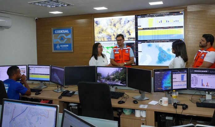 Ana Paula Matos e Sósthenes Macêdo Ana Paula visita sede da Codesal em dia em que Salvador teve mais de 100 mm de chuvas