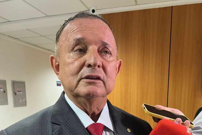“Foi um ato falho do governador”, diz Adolfo Menezes sobre fala de Jerônimo contra bolsonaristas