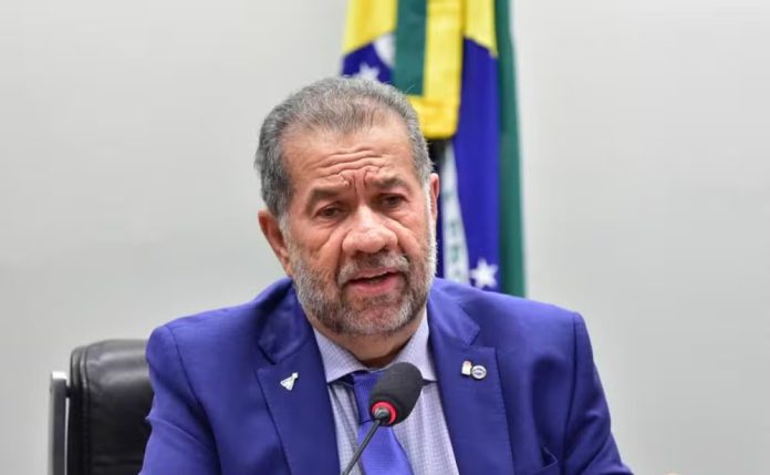 Carlos Lupi Carlos Lupi pede demissão do Ministério da Previdência