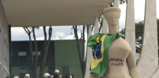 Mulher que pichou estátua em ato golpista tem recurso negado pelo STF