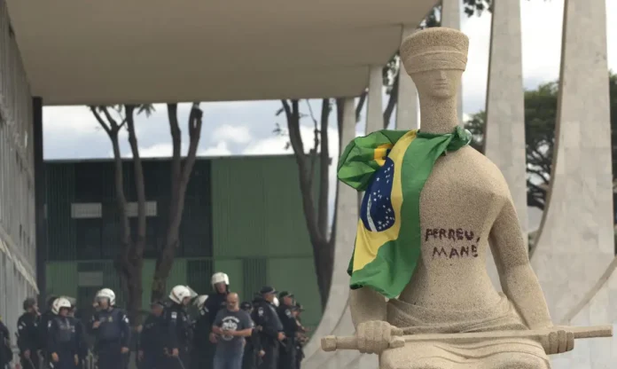 Estátua 'A Justiça' pichada no ato golpista