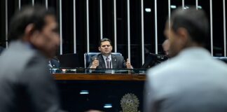 Alcolumbre trava tramitação da PEC do fim da 6x1 no Senado