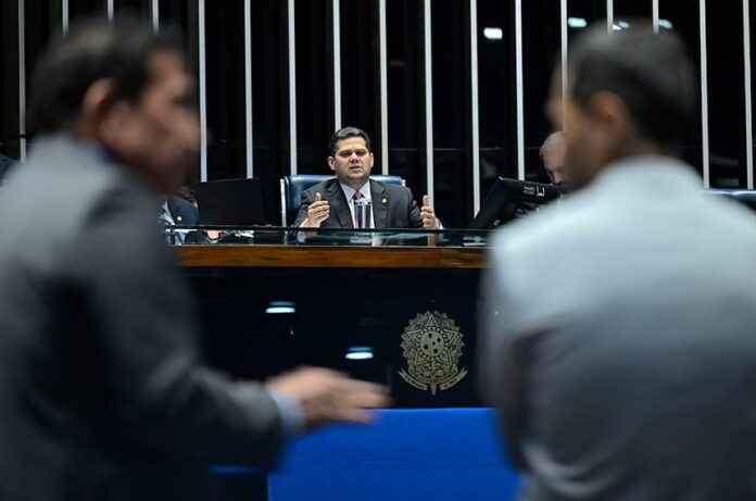 Alcolumbre trava tramitação da PEC do fim da 6x1 no Senado