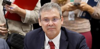 Lindbergh Farias pede prisão de Flávio Bolsonaro após pagamento de Vorcaro