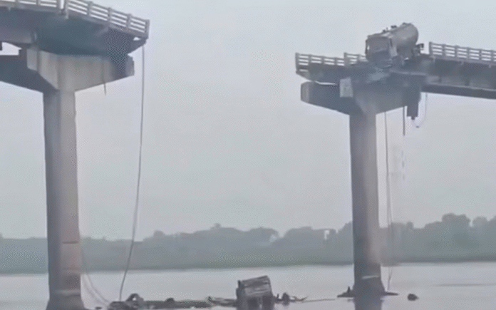 Ponte desabou na Índia