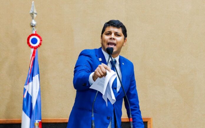 Deputado Diego Castro Deputado acusa governo Jerônimo de atrasar obra de policlínica para entregar em ano eleitoral