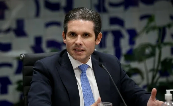 Hugo Motta confirma PEC do fim da escala 6x1 sem corte de salário e transição de um ano