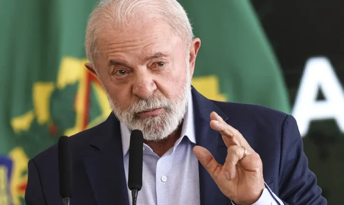 Lula promete vetar PL sobre envio em massa de mensagens