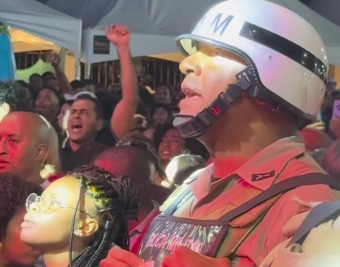 PM viraliza curtindo show de Edson Gomes