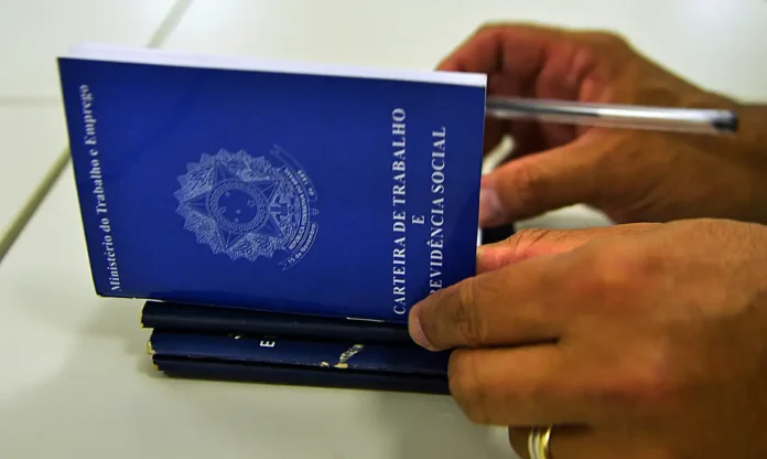 Carteira de trabalho Datafolha aponta que 71% dos trabalhadores não temem perder emprego