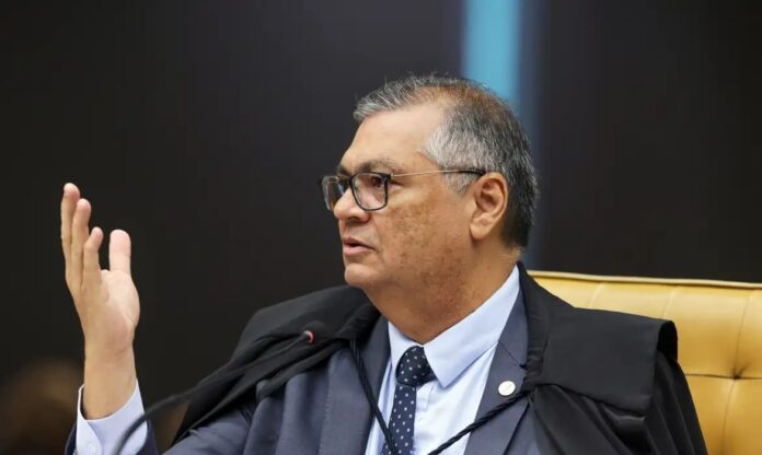 Dino pede que Câmara explique viagem de Mário Frias ao exterior