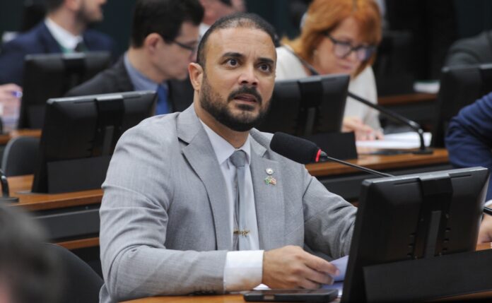 Capitão Alden apresenta projeto para barrar decretos sobre redes sociais