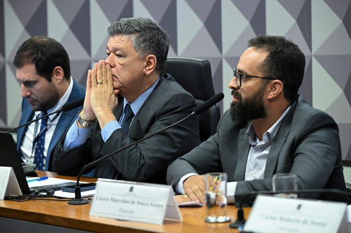O presidente da CPMI Carlos Viana centro e Cícero Marcelino de Souza Santos à direita
