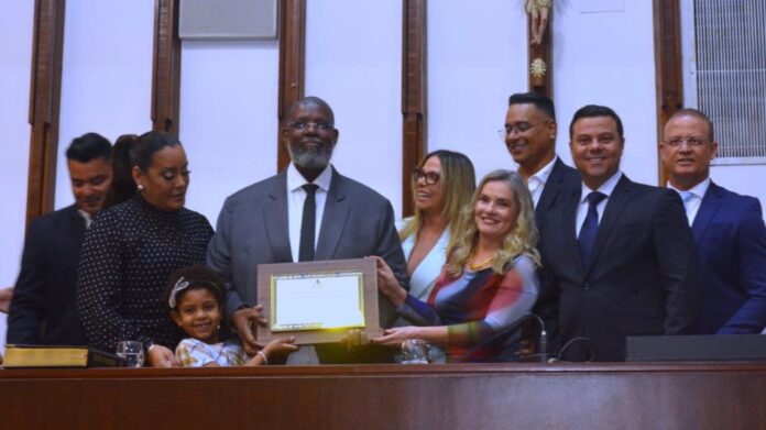 Pericles recebe homenagem na ALBA