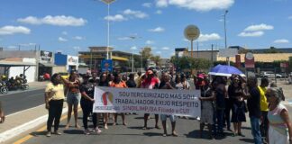 Trabalhadores da limpeza em Juazeiro protestam contra atraso salarial da empresa Epic