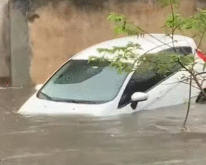 Carro submerso em Salvador