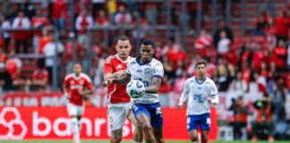 Com gol no apagar das luzes, Bahia arranca empate contra Internacional