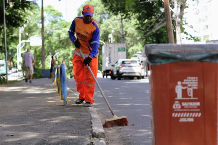 cerca-de-4-mil-agentes-de-limpeza-urbana-atuam-em-salvador-2105435-article