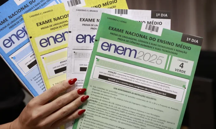 Cadernos de provas do Enem Prazo para pagar taxa de inscrição do Enem termina nesta quarta-feira (17)