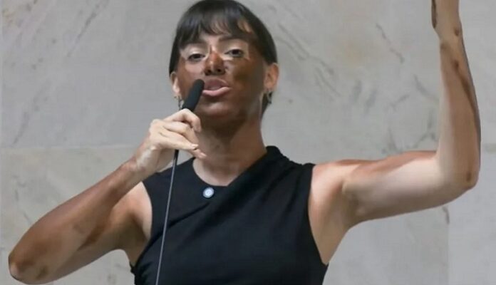 Fabiana Bolsonaro Deputada usa blackface na Alesp para criticar Erika Hilton