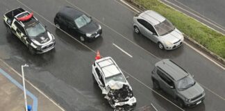Acidente entre ônibus e carro deixa uma pessoa ferida na Avenida Paralela