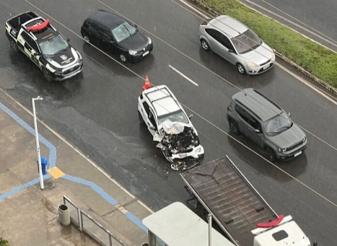 acidente paralela carro Acidente entre ônibus e carro deixa uma pessoa ferida na Avenida Paralela