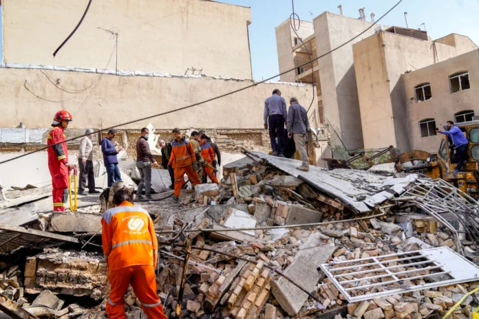 irã ataque eua israel Ataques dos EUA e Israel deixam 555 mortos e 747 feridos no Irã