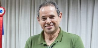 Deputado baiano tem celular roubado e alerta para golpes